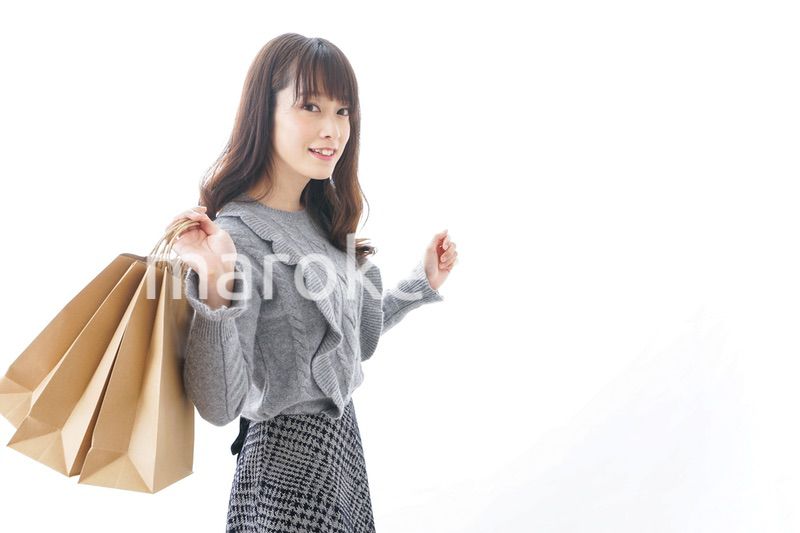 ショッピングをする若い女性