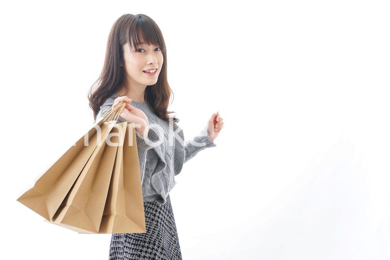 ショッピングをする若い女性