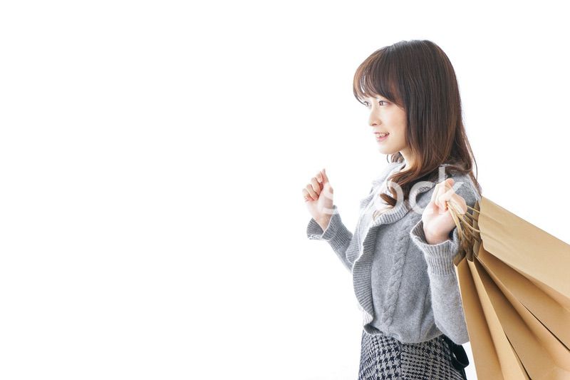 ショッピングをする若い女性