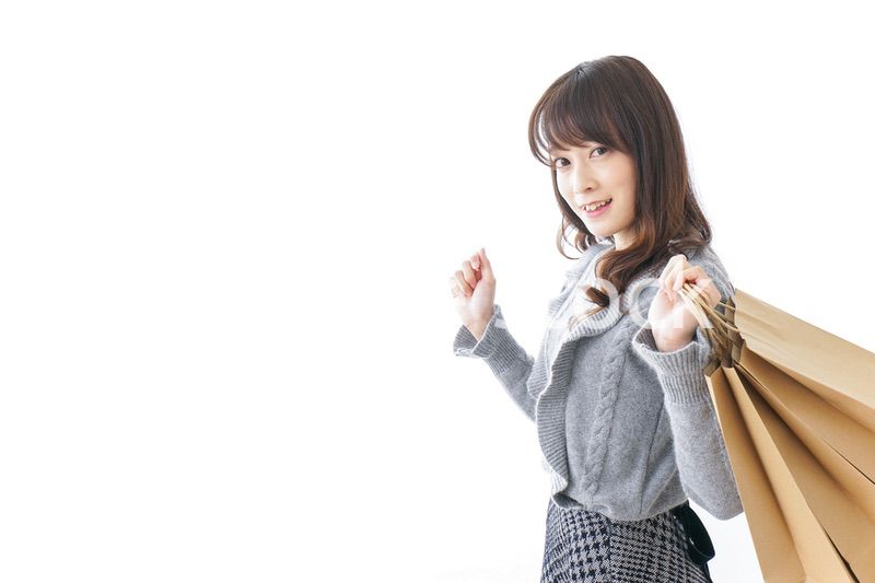 ショッピングをする若い女性