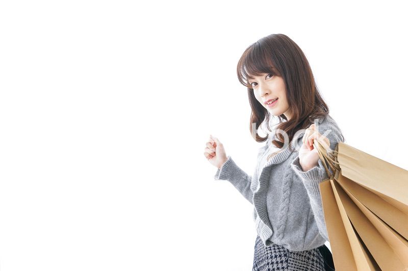 ショッピングをする若い女性