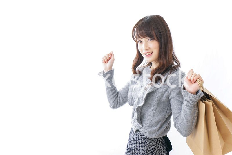 ショッピングをする若い女性