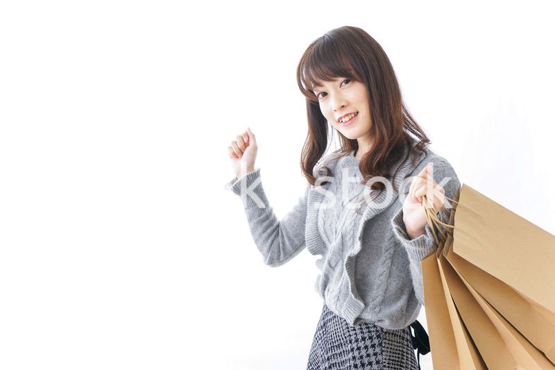 ショッピングをする若い女性