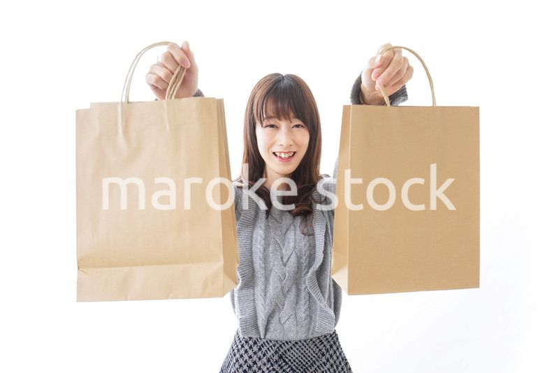 ショッピングをする若い女性