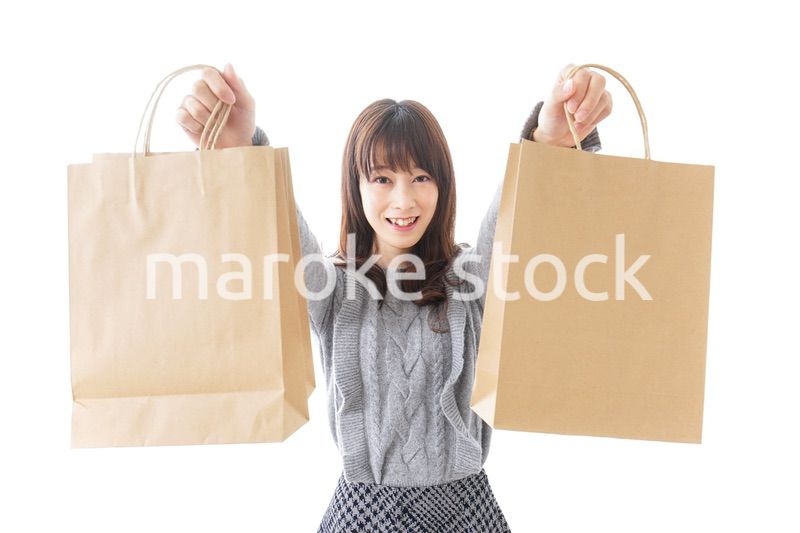 買い物をする若い女性