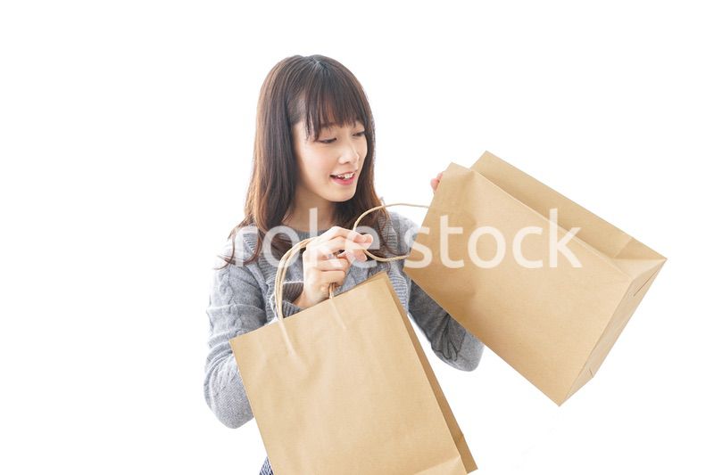 買い物をする若い女性