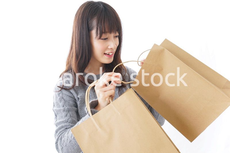 ショッピングをする若い女性