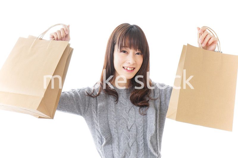 買い物をする若い女性