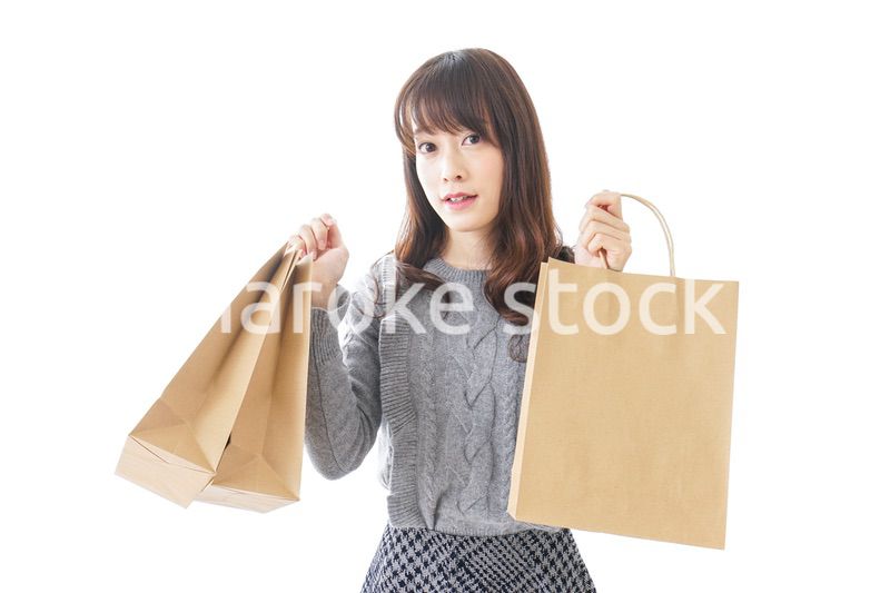 買い物をする若い女性
