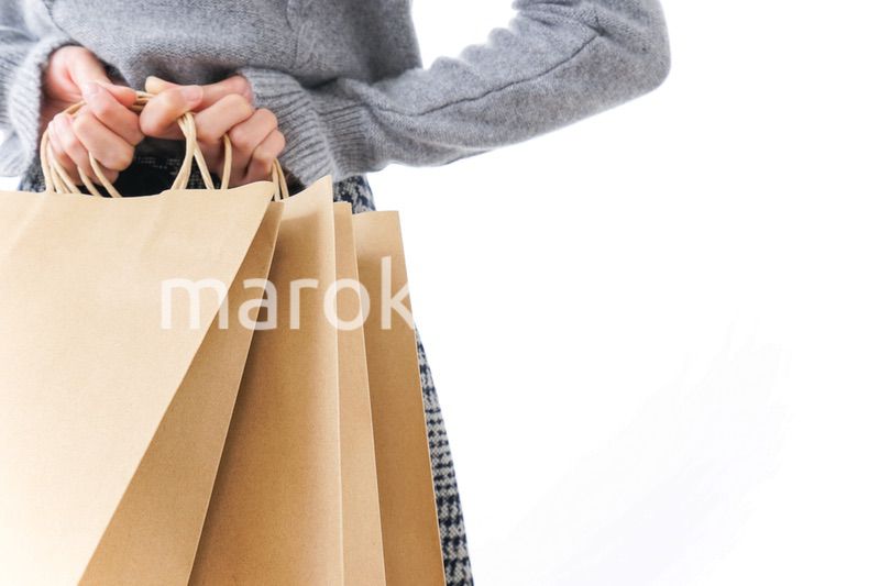 ショッピングをする女性・顔なし