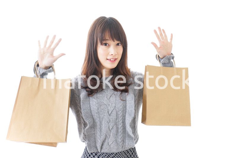 買い物をする若い女性