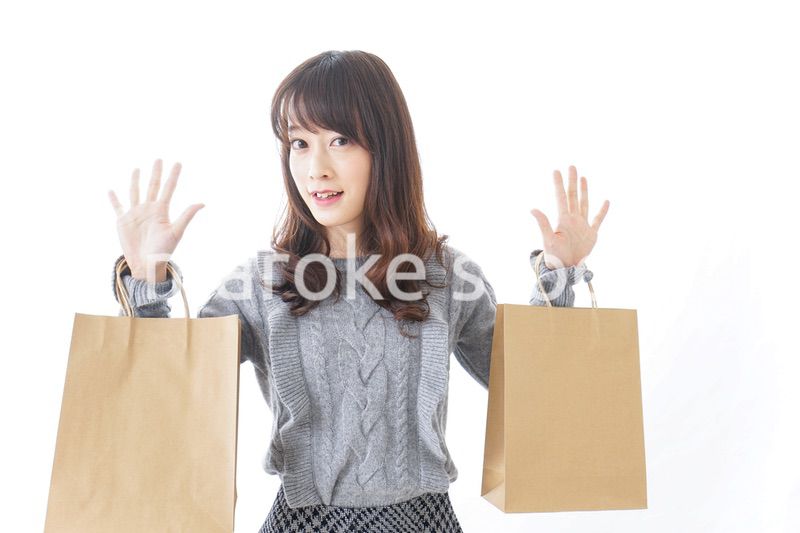 ショッピングをする若い女性