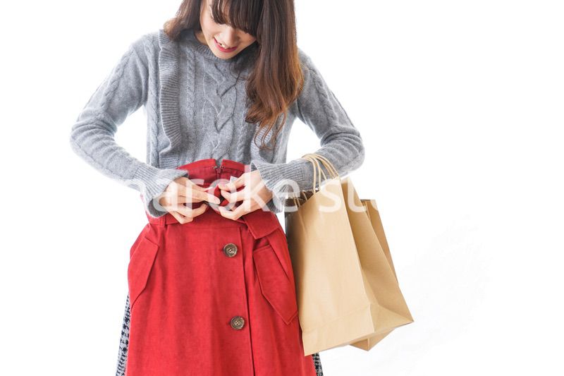 服を買う女性