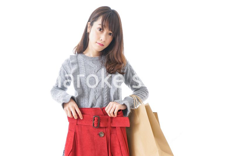 服を買う女性