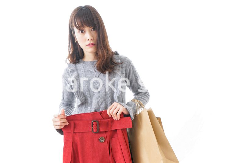服を買う女性