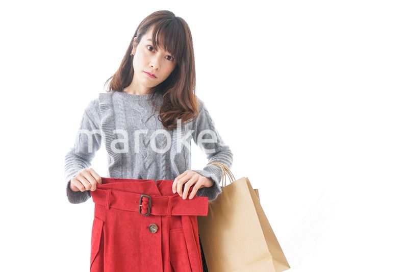 服を買う女性