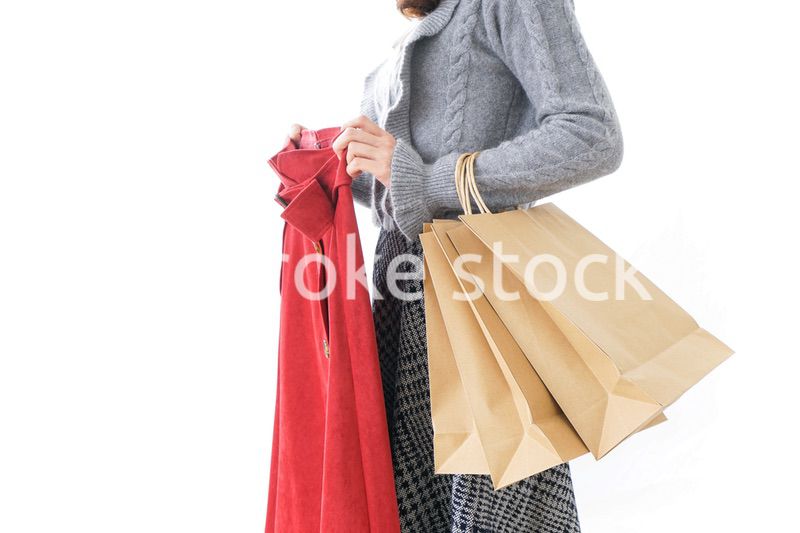 服を買う女性