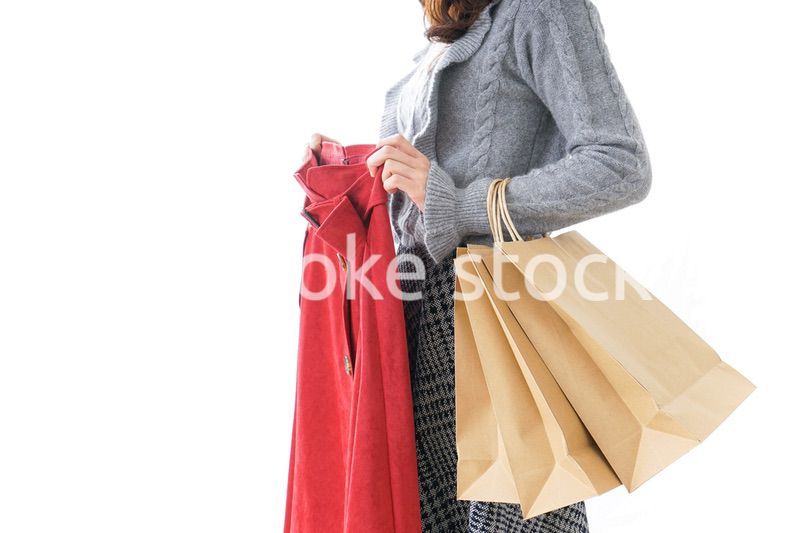 服を買う女性