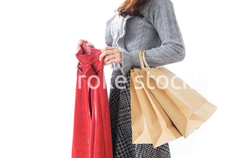 服を買う女性