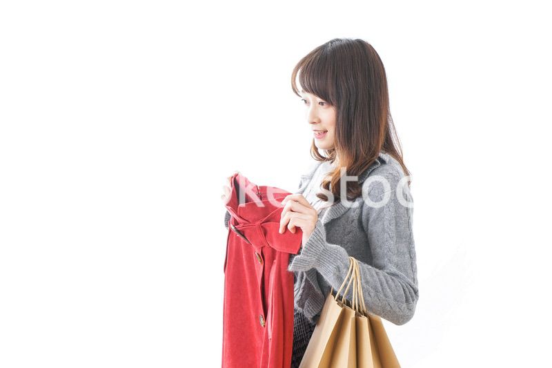 服を買う女性