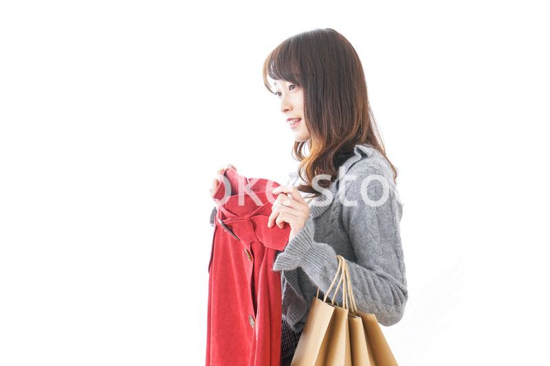 服を買う女性