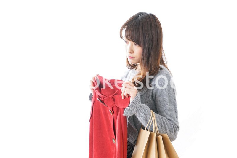 服を買う女性
