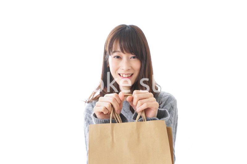 買い物をする若い女性