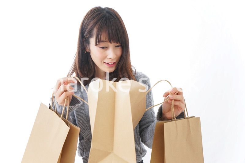 ショッピングをする若い女性