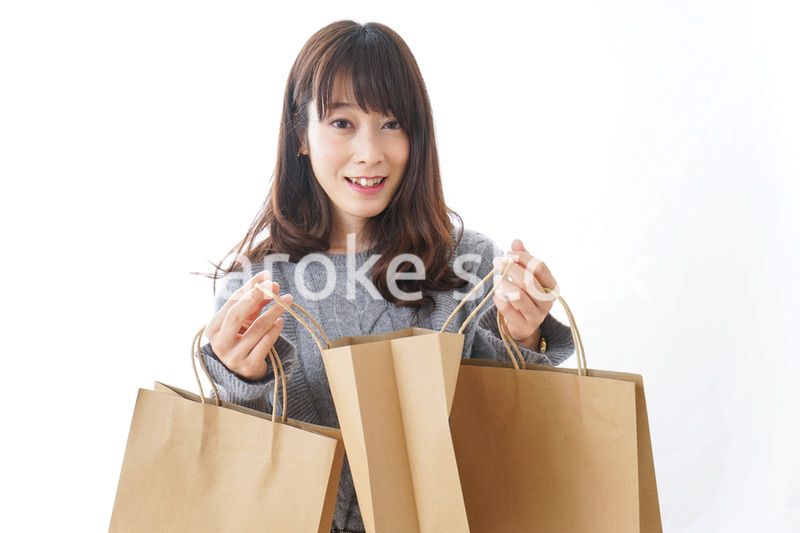 ショッピングをする若い女性