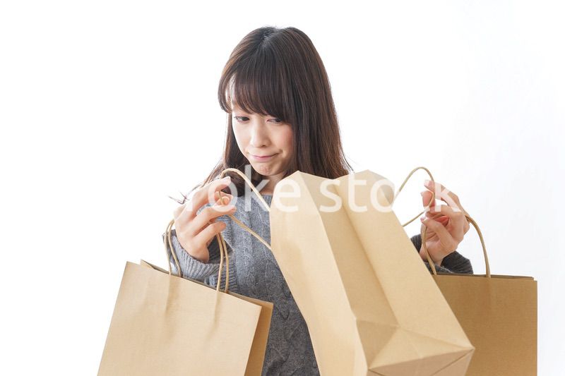 ショッピングをする若い女性