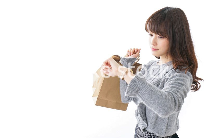 買い物をする若い女性