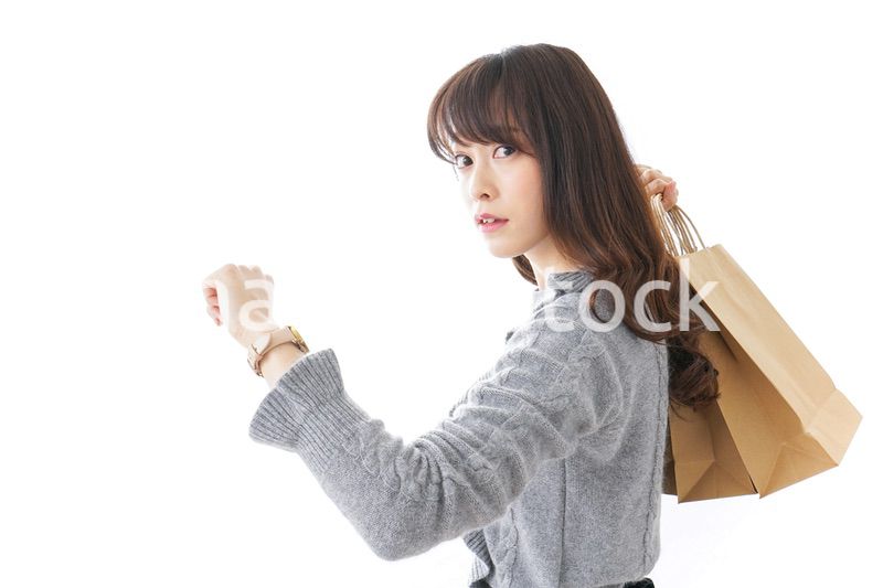 買い物をする若い女性