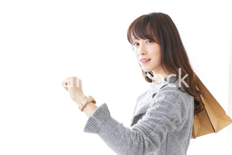 買い物をする若い女性