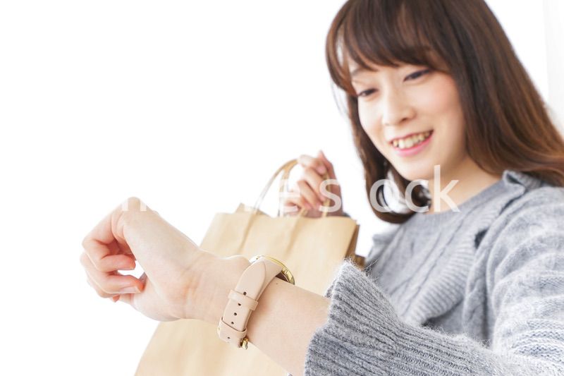 買い物をする若い女性