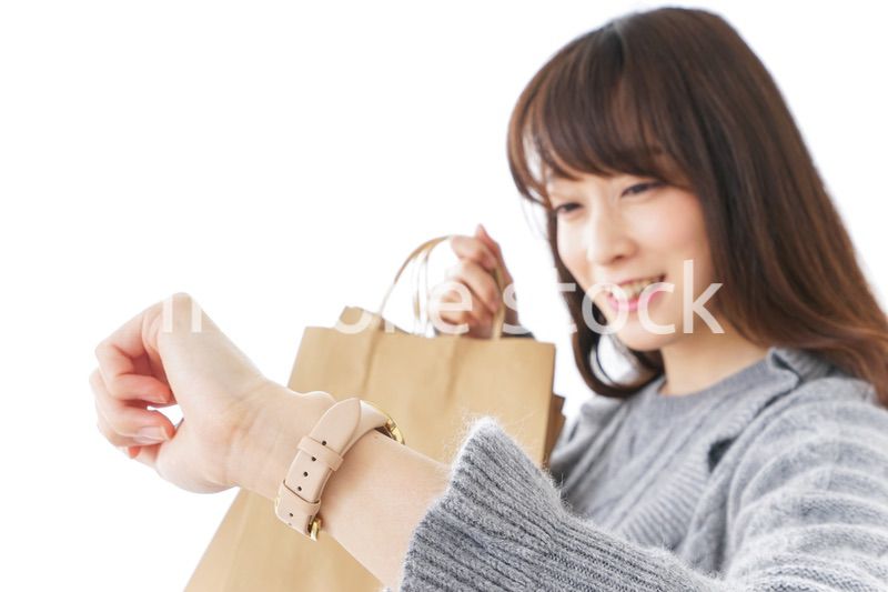 買い物をする若い女性