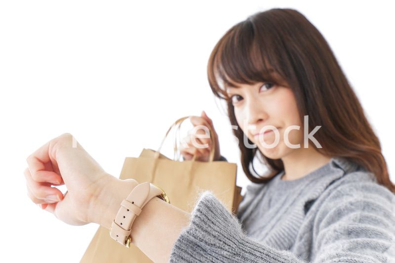 買い物をする若い女性
