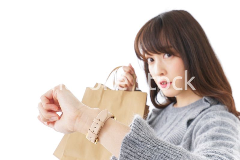 買い物をする若い女性