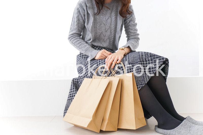 ショッピングをする女性・顔なし