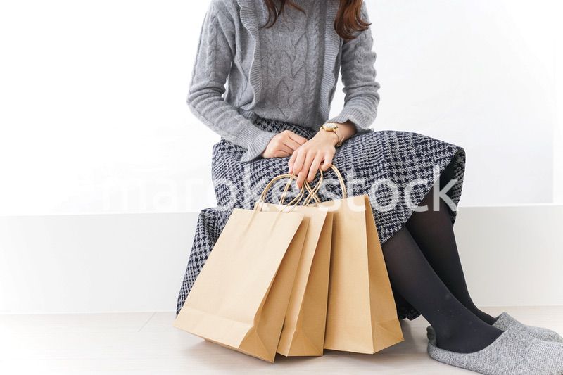 ショッピングをする女性・顔なし