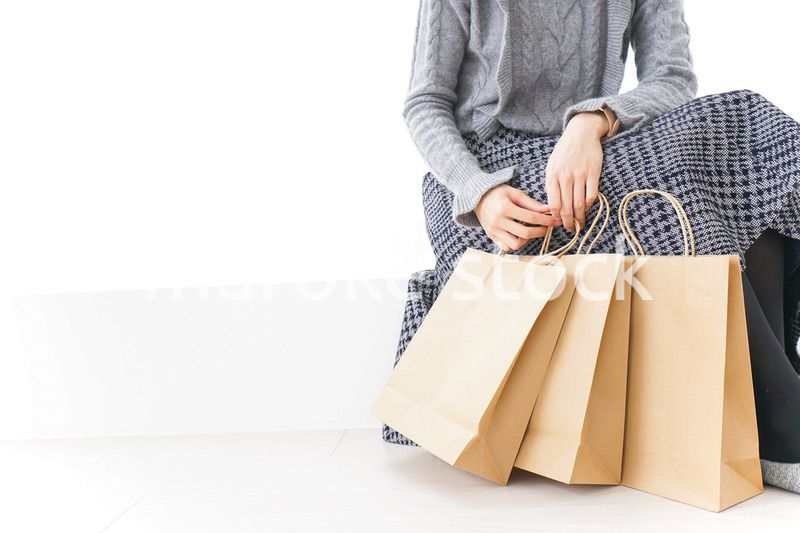 ショッピングをする女性・顔なし