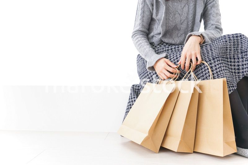 ショッピングをする女性・顔なし