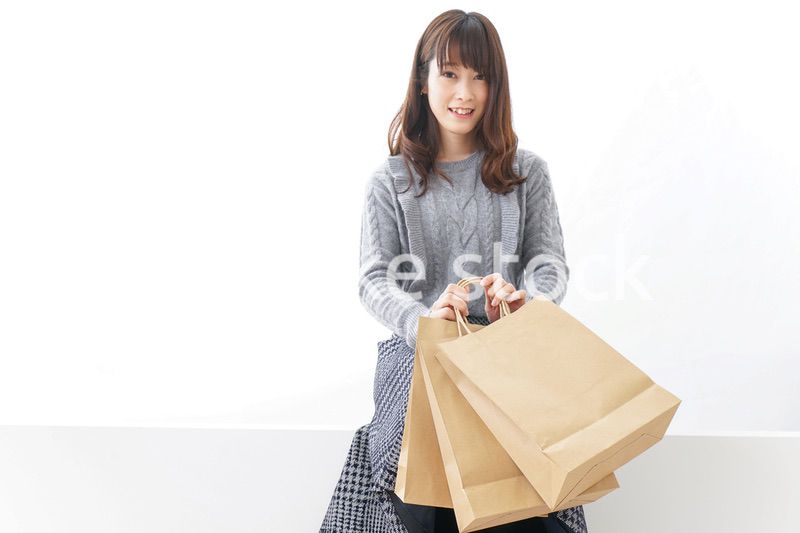 ショッピングをする若い女性