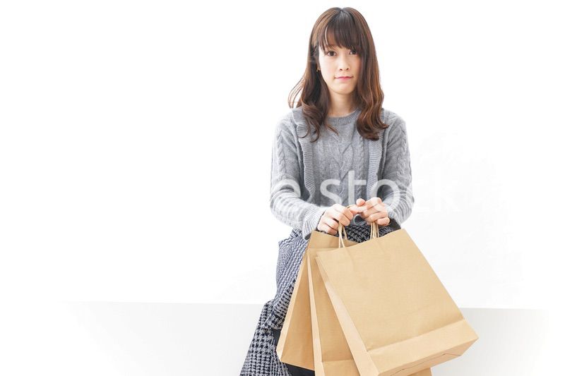 買い物をする若い女性