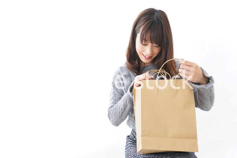 ショッピングをする若い女性