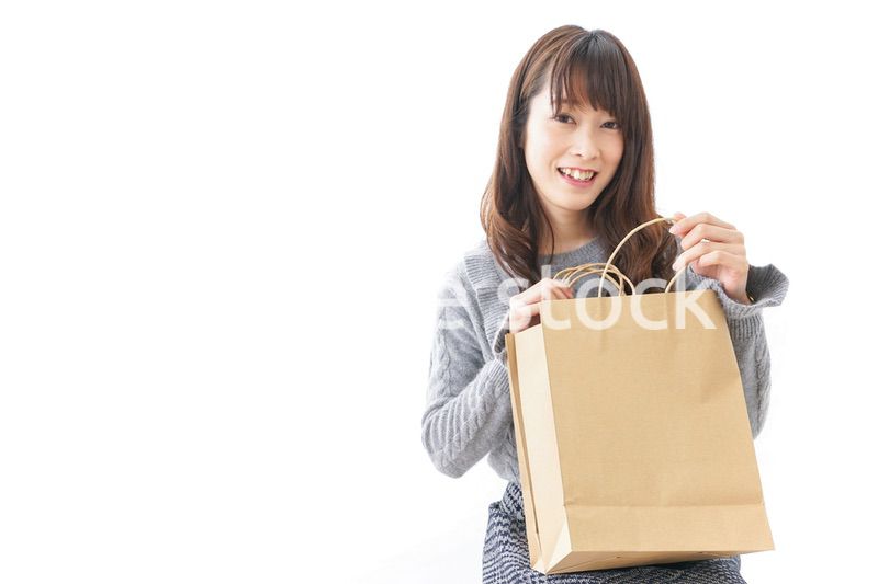 買い物をする若い女性