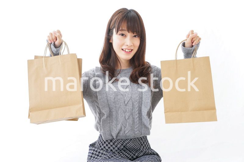 ショッピングをする若い女性