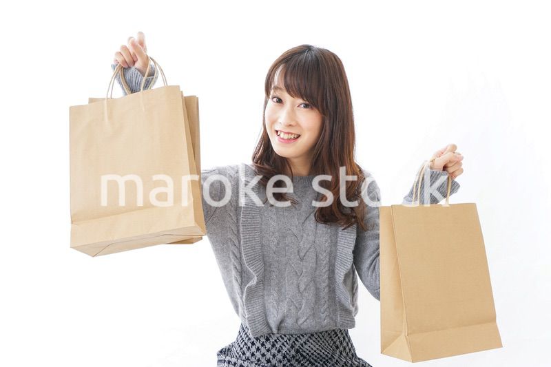 ショッピングをする若い女性