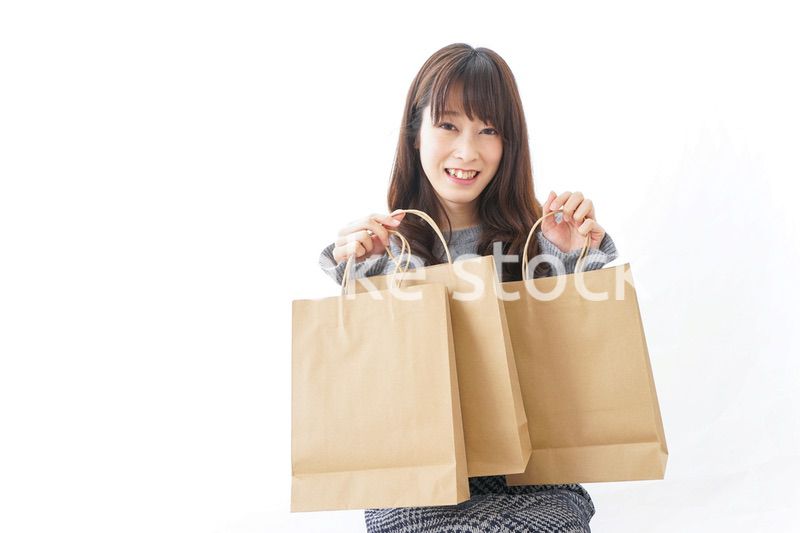 ショッピングをする若い女性