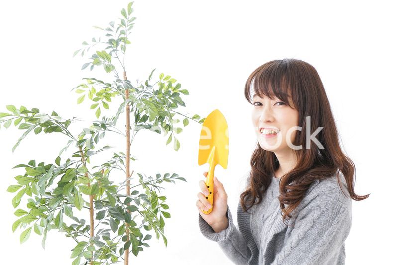 ガーデニングをする女性