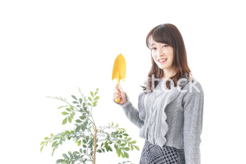 ガーデニングをする女性